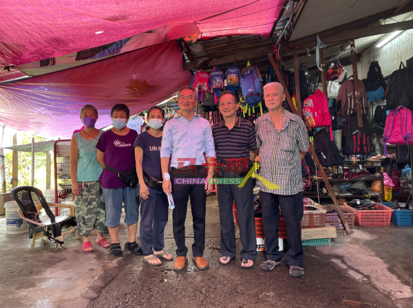 ■邱培栋（右3）与甘榜爪哇廉价市集商贩见面，向他们传达地主答应延迟搬迁的好消息。
