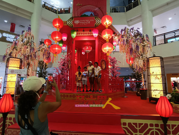■皇冠广场设有中华风格的亭子供各民族上台拍照。