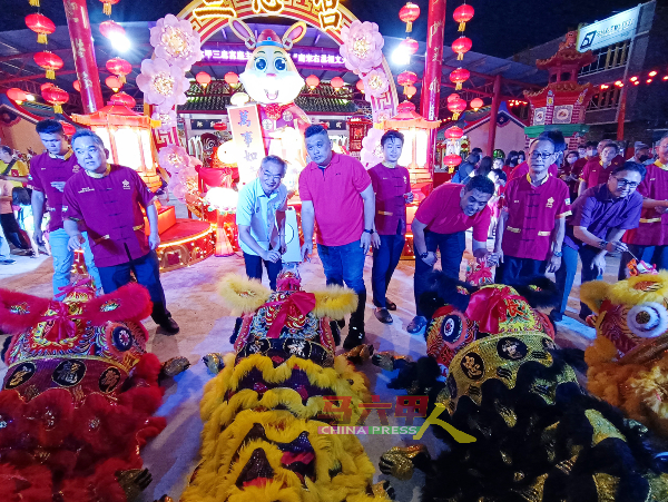 嘉宾为10头瑞狮主持开光点睛仪式。前排左起陈江荣、邱培栋、杨庆权、莫哈末诺希米尔及沙阿里（右）。