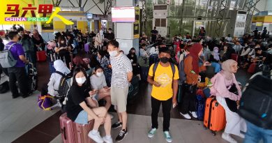游子搭巴士返乡过节   仙特拉总站小年夜人潮涌