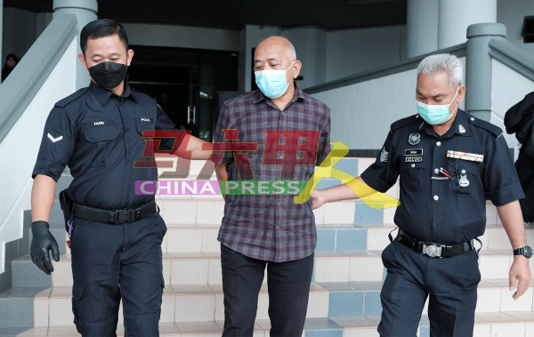 退休老师罗斯里峇峇（中）与邻居发生争执而被控上法庭。
