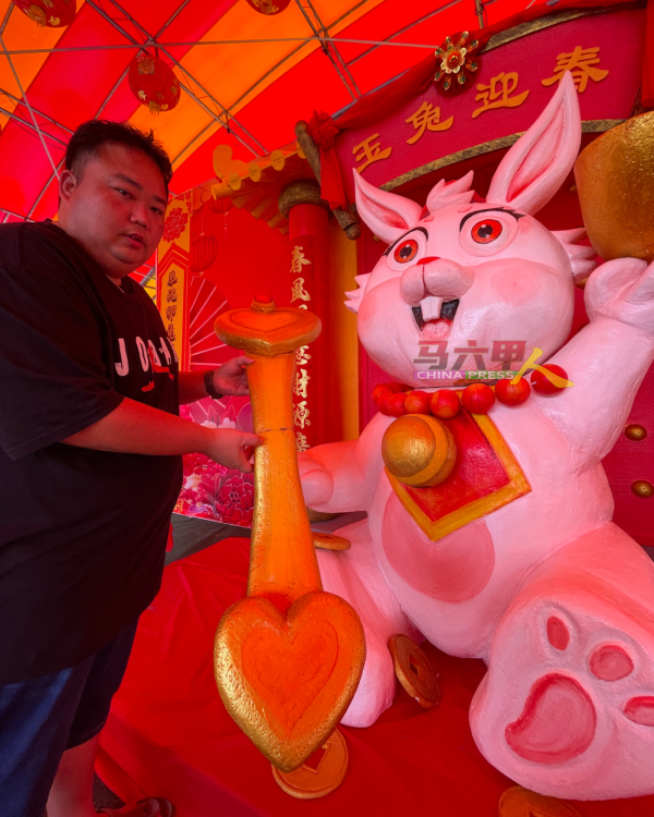 颜志勤向《中国报》展示，“福兔”的如意棒遭访客破坏，断成两截。