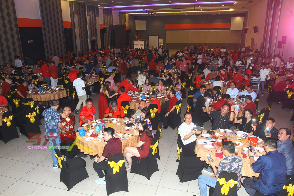 马六甲礼品商公会“尚海之夜”新春大团拜宴开50多席，场面壮观热闹。