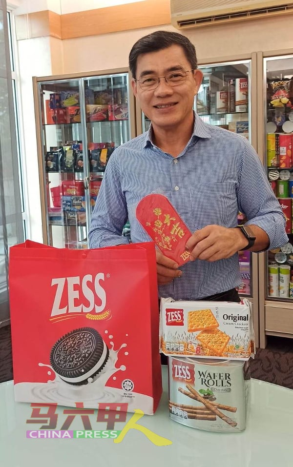 东方食品工业有限公司总营运长拿督孙栋樑，展示送给读者的礼袋产品。
