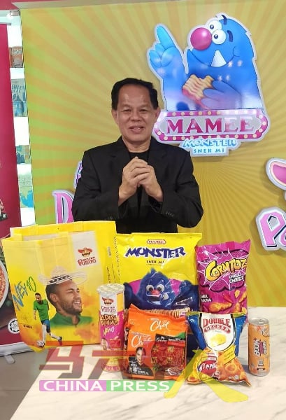 妈咪大宝达集团执行董事拿督朱国升，展示送给读者的礼袋产品。