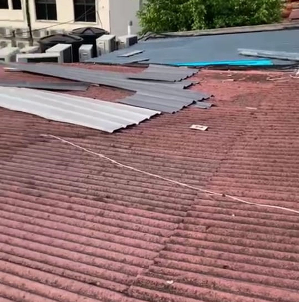 留在屋顶上等待清理的锌片。