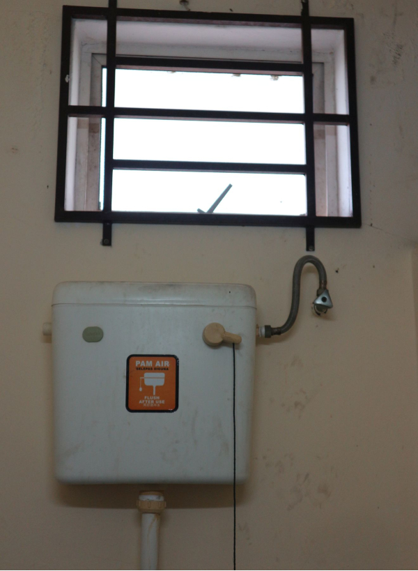 猴子从厕所的小窗口进入邓永森的旅行社捣乱，并在厕所的墙壁留下脚印。