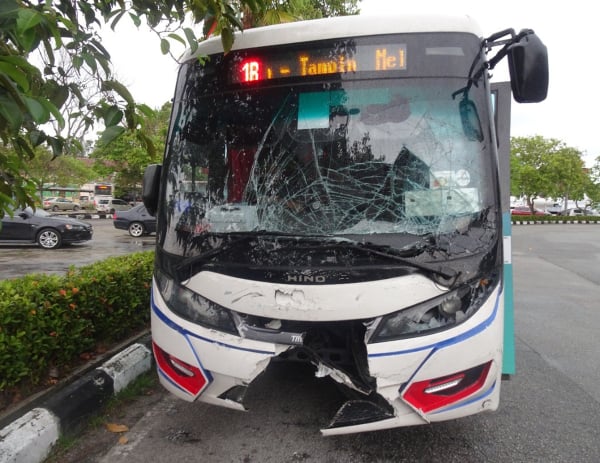 全景巴士撞上前方车辆，导致两名乘客受伤。