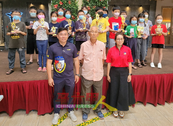 小学组得奖者与嘉宾，前排左起为陈励庆、陈干韬及陈雪萍。