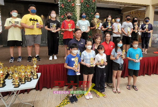 高小组得奖者与嘉宾，第二排左起陈励庆、陈冯金英及陈雪萍。