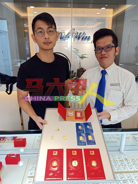 萧伟诚（左起）与余荣生展示精致高雅的兔子黄金首饰，是华裔在农历新年热衷入手的产品。