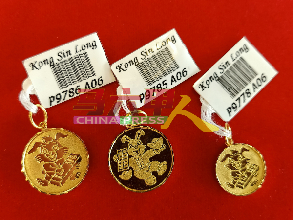公信隆金铺仍有售卖兔子生肖的916黄金吊坠。