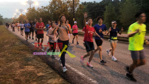 参与者在爱极乐的绿城晨跑爆汗约10公里。