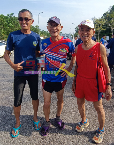 邱尔昆（右起）、73岁的郑万合及邱建发，是活跃的跑友。
