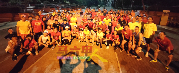 约百名爱好跑步者参与“癸卯除夕团圆欢乐跑”。