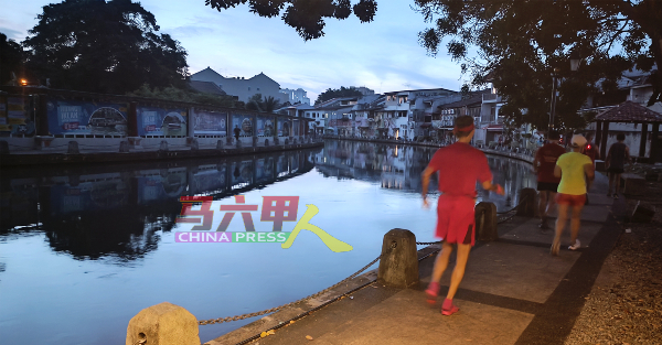 天未亮，跑友在马六甲河畔，以跑步的方式迎接新年到来。