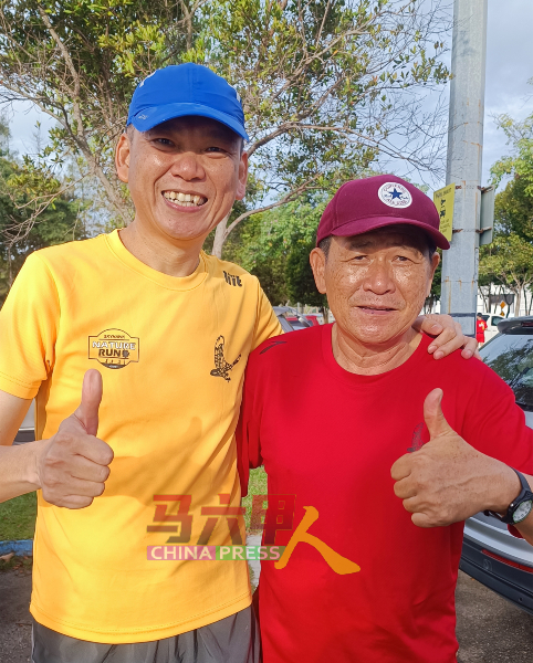 廖国强（左）及林千宏是马六甲天鹰马拉松活跃跑友。