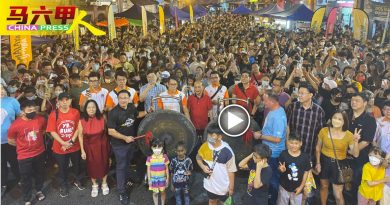 撑伞赏表演逛夜市 鸡场街  万人空巷 迎新