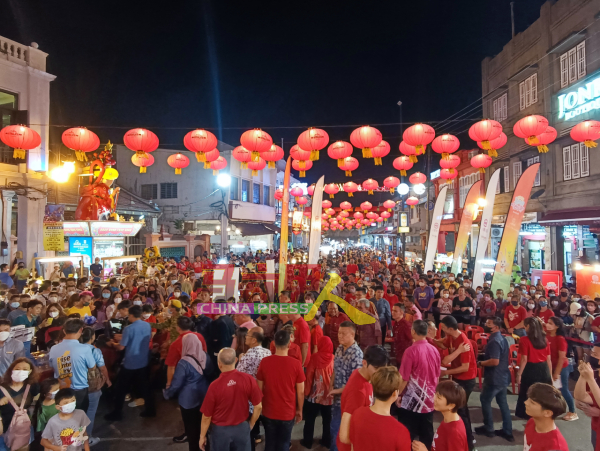 万人聚集在闻名世界的鸡场街文化坊舞台前，见证盛大亮灯仪式。