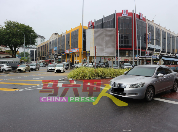 刘志俍促市政厅重新检讨峇章三角路与雅佳美浪路交界处交通情况，以进行改善。