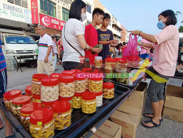 年饼是欢庆新春佳节不可少的物品之一，早市及巴刹都有摊贩出售。