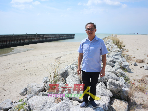 刘志俍说，横跨马六甲海峡的马印大桥， 交由缴足资本只有2令吉的公司承建，令人质疑可能沦为世纪大白象计划。