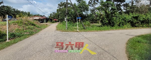 原本岔路没有装上路牌，外人抵达后会感混淆，不知直走或右转。