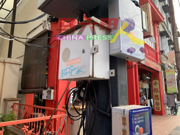 在鸡场街小娘惹餐馆前的电箱遭涂鸦。