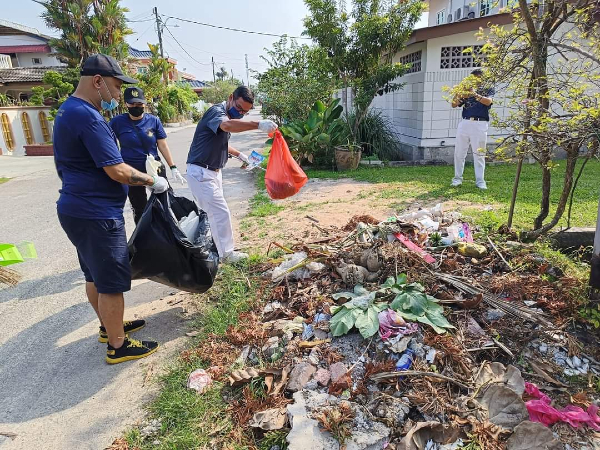 清洁活动参与者协助清理花园区垃圾。