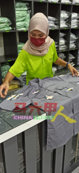 美纶校服及制服专卖店也提供缝制校徽及徽章服务。