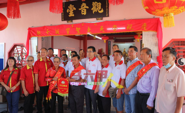 张锦昌（前排左4起）赠送锦旗给观音堂，由姚成宏代表接领。