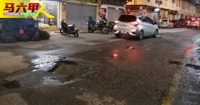 武雅拉也积水路坑 危及公路使用者安全