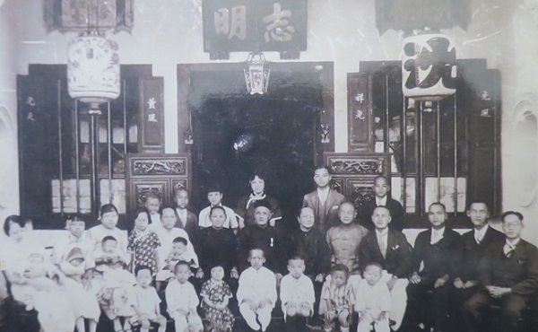 ■1928年，沈鸿柏与二夫人及子孙合影全家福。