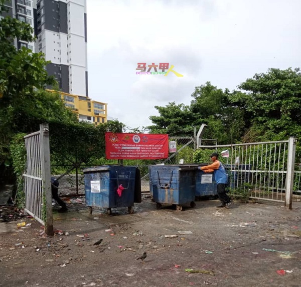 清洁工把垃圾桶移走，禁止人们再把垃圾丢在垃圾站。