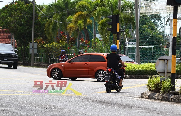 公路上也有许多没有耐心的摩哆骑士忽视红绿灯的存在闯红灯，威胁其他遵守交通规则的公路使用者安全。