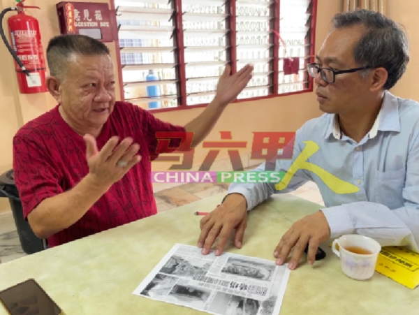 颜明顺（左起）拿出《中国报》于2014年的围墙坍塌报导，希望刘志俍帮助尽快解决问题，避免历史重演。