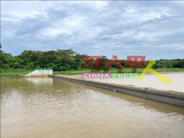 政府被指已经批准50万令吉款项，以拆除玛琳再也运河中的河坝围墙。