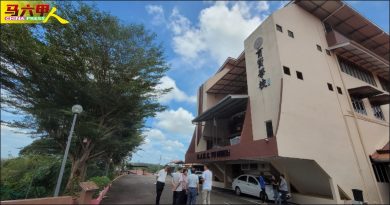 泥土流失  路  梯级出现裂缝  育贤学校斜坡恐土崩