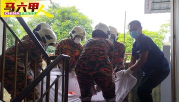 140公斤男子生病 6消拯员抬下4楼