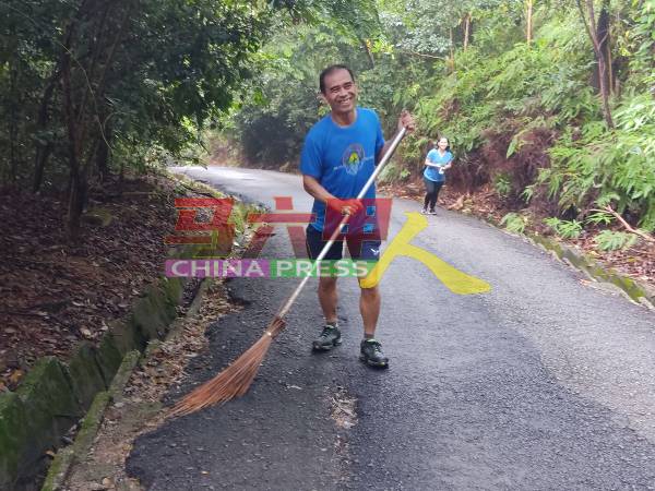 老李每周都到熊山一面登山一面扫地。