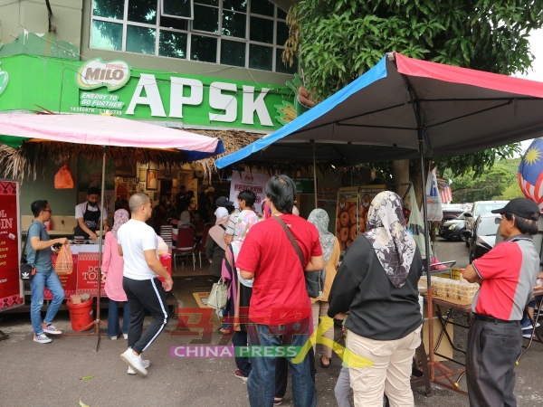 Asam Pedas Selera Kampung是甲州首间响应爱心菜单活动的餐馆，高朋满座，吸引许多顾客来品尝。