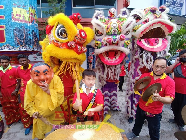 小小狮人也参与武术龙狮大闹元宵盛会，文化传承从小做起。