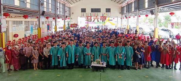 ■公教中学董家协及中五毕业生穿上毕业袍，参与中五毕业典礼。