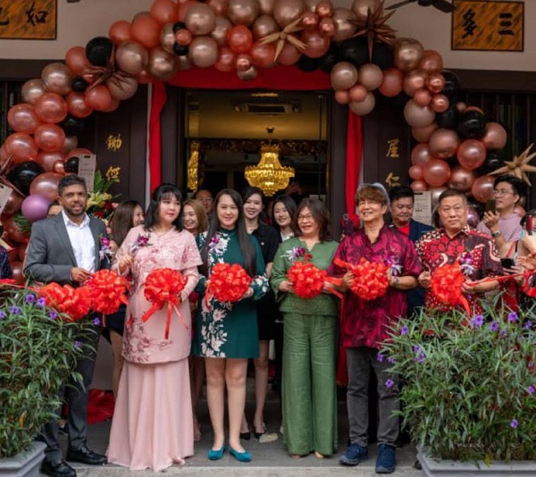世界首家珠宝音乐厅J & KEL’L Jade & Jewel，正式在马六甲峇峇之家酒店（Baba House Hotel）开业。前排左起为联合创办人莫哈末依克蓝、林瀖衫、王俊文及郭祺文（右2）。