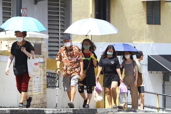 ■民众在外步行都需撑伞，否则中暑几率高。