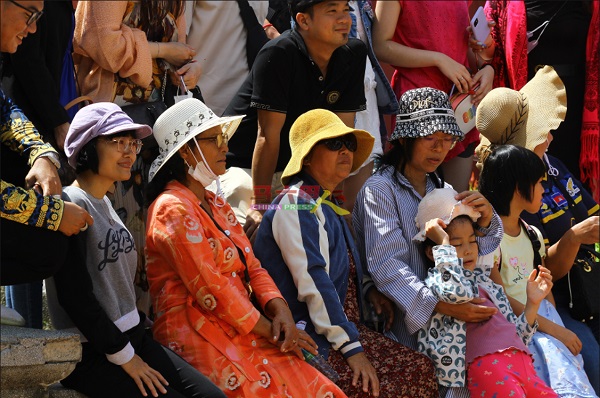 许多国外游客戴帽子出外活动，避免中暑。