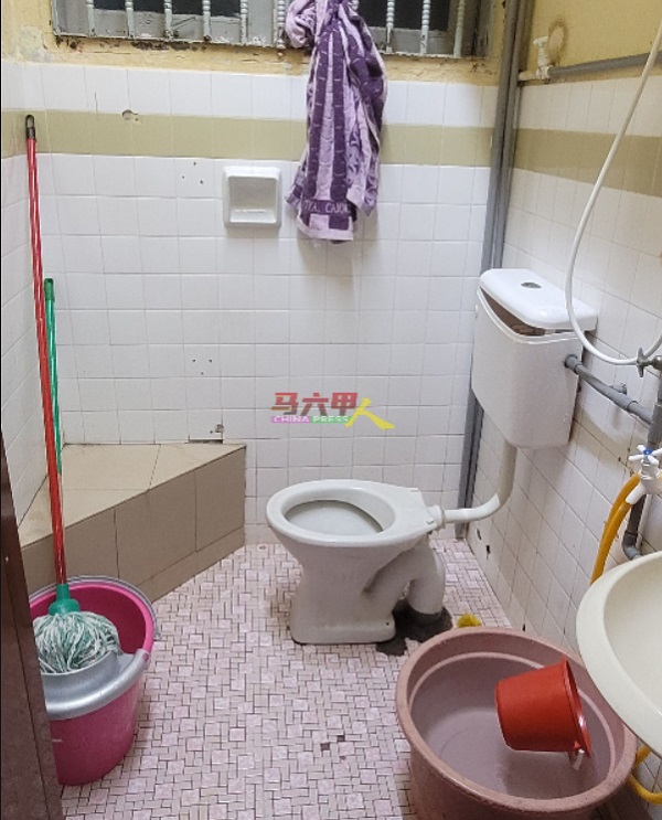 长者使用的厕所缺乏扶手，长者上厕所时面对不便。