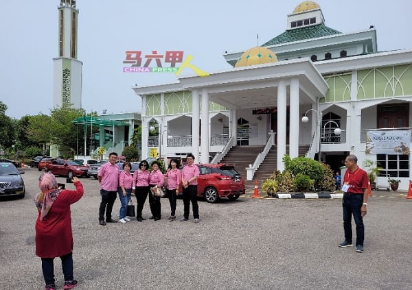华团领袖及代表趁武吉峇汝Al-Ehsan清真寺开放日，参观该清真寺，并在清真寺前拍照留念。