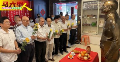 子孙献唱缅怀逝世14周年 《玉门出塞》追思沈老