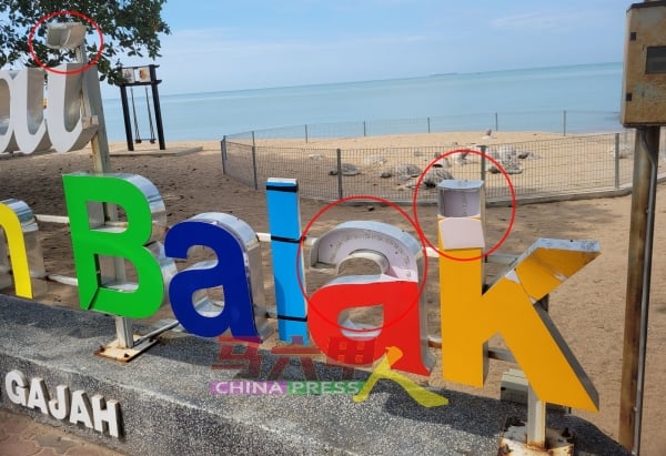 彭佳兰峇勒海滩去年初增设的色彩地标招牌，一些字母（红圈）被破坏。